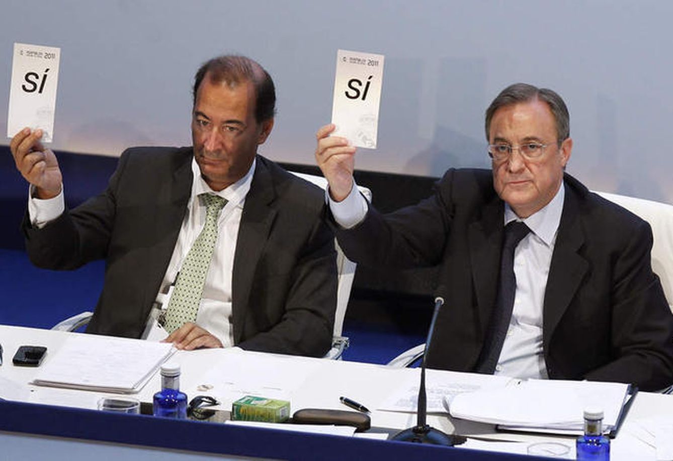 Eduardo Fernández de Blas y Florentino Pérez votan en una Asamblea del Real Madrid. (EFE)