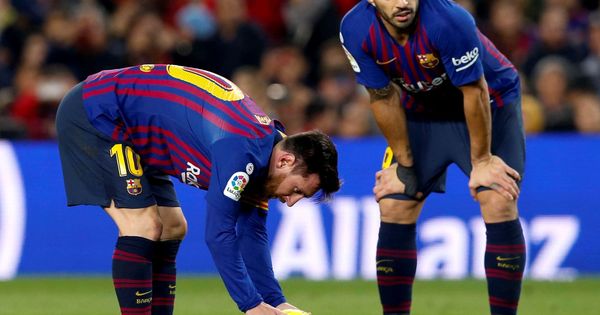 Foto: Leo Messi y Luis Suárez colocan el balón para lanzar una falta a favor del FC Barcelona. (EFE)