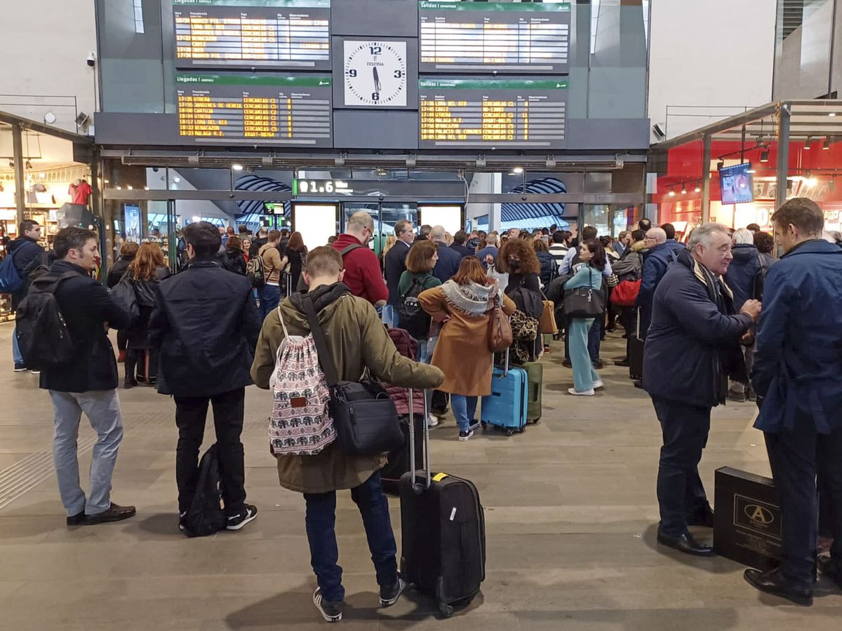 Foto: Los pasajeros esperan en la estación de Santa Justa, en Sevilla. (EFE/Gregorio del Rosario)