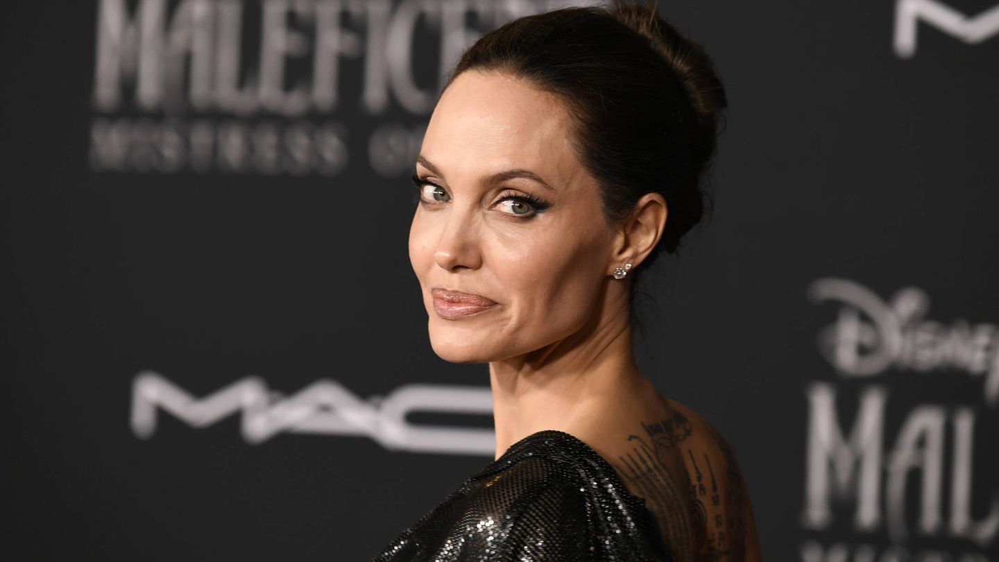 Detalle de algunos de los tatuajes de la espalda de Angelina Jolie. (Getty)