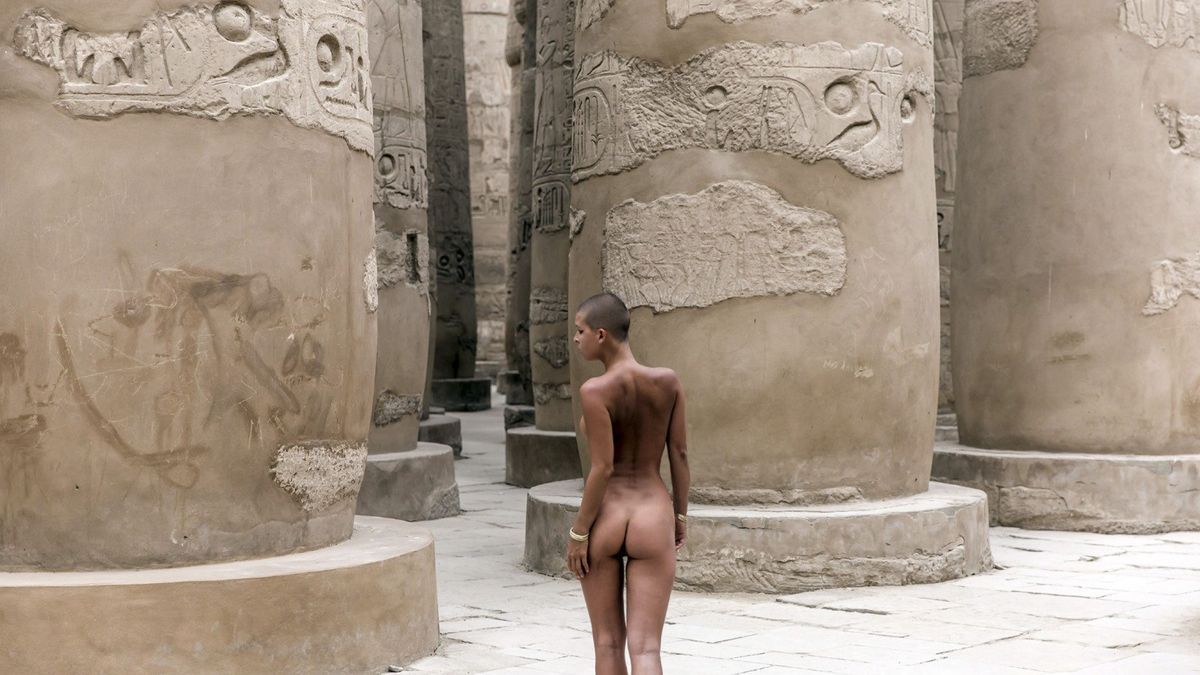 El desnudo de una modelo emulando a Nefertari que irritó al Gobierno de Egipto