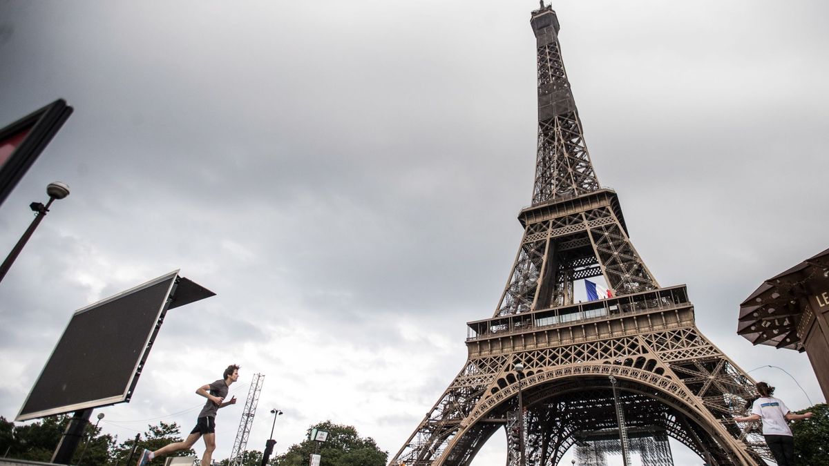 Subastan un tramo de la escalera de caracol original de la Torre Eiffel