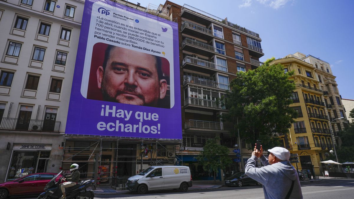 La JEC permite la lona de Podemos en la calle Goya de Madrid pero pide que incluya su logo