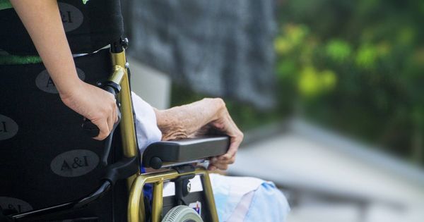 Foto: Una cuidadora sostiene la silla de ruedas de una anciana. (Pixabay)