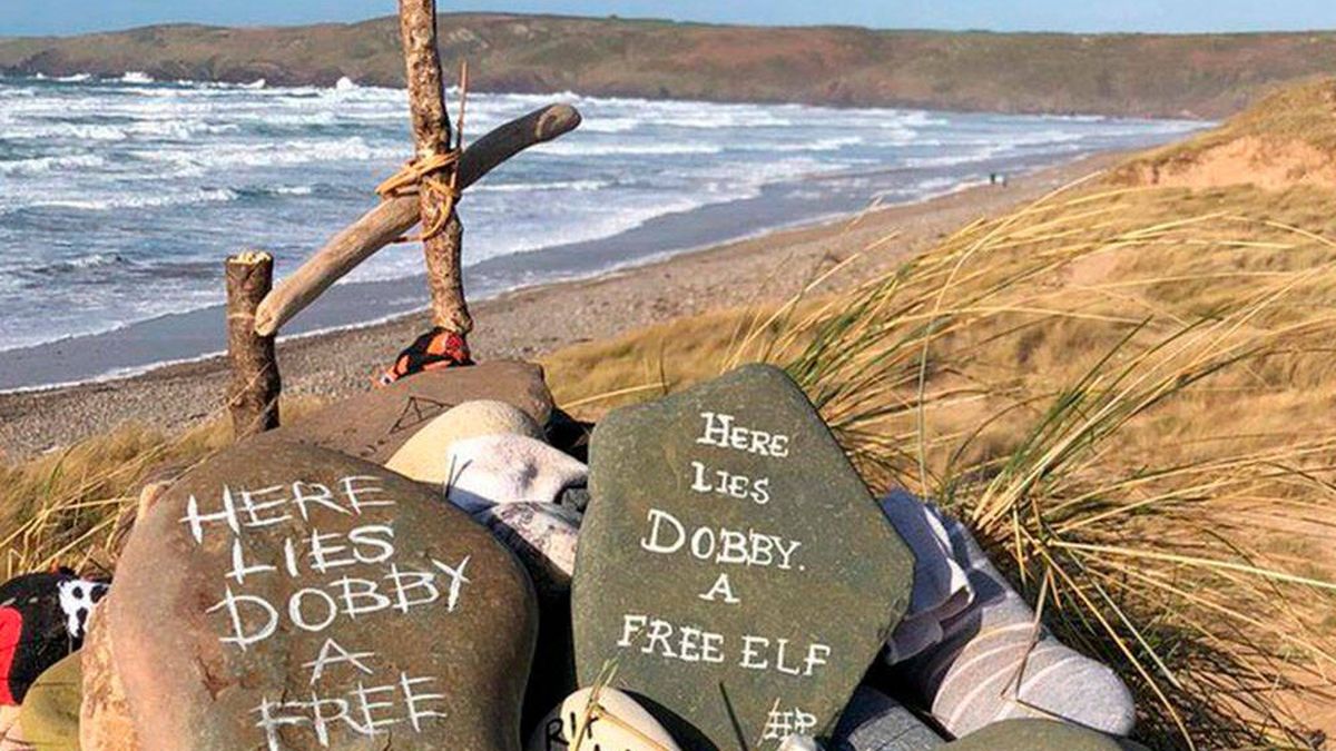 La tumba de Dobby, el elfo de Harry Potter, ya es un problema para una playa de Gales