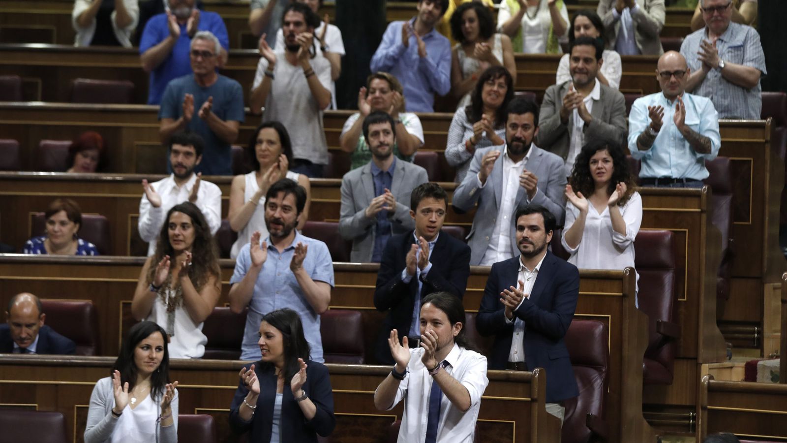 Foto: El líder de Podemos, Pablo Iglesias (d, abajo), y los diputados de su grupo parlamentario. (EFE)
