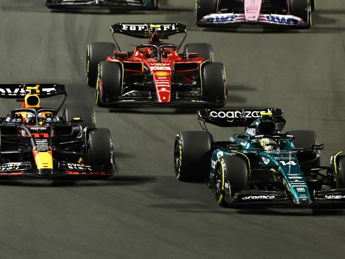 Foto: Fernando Alonso, Sergio Perez y Carlos Sainz en el GP de Arabia Saudí. (REUTERS/Hamad I Mohammed).