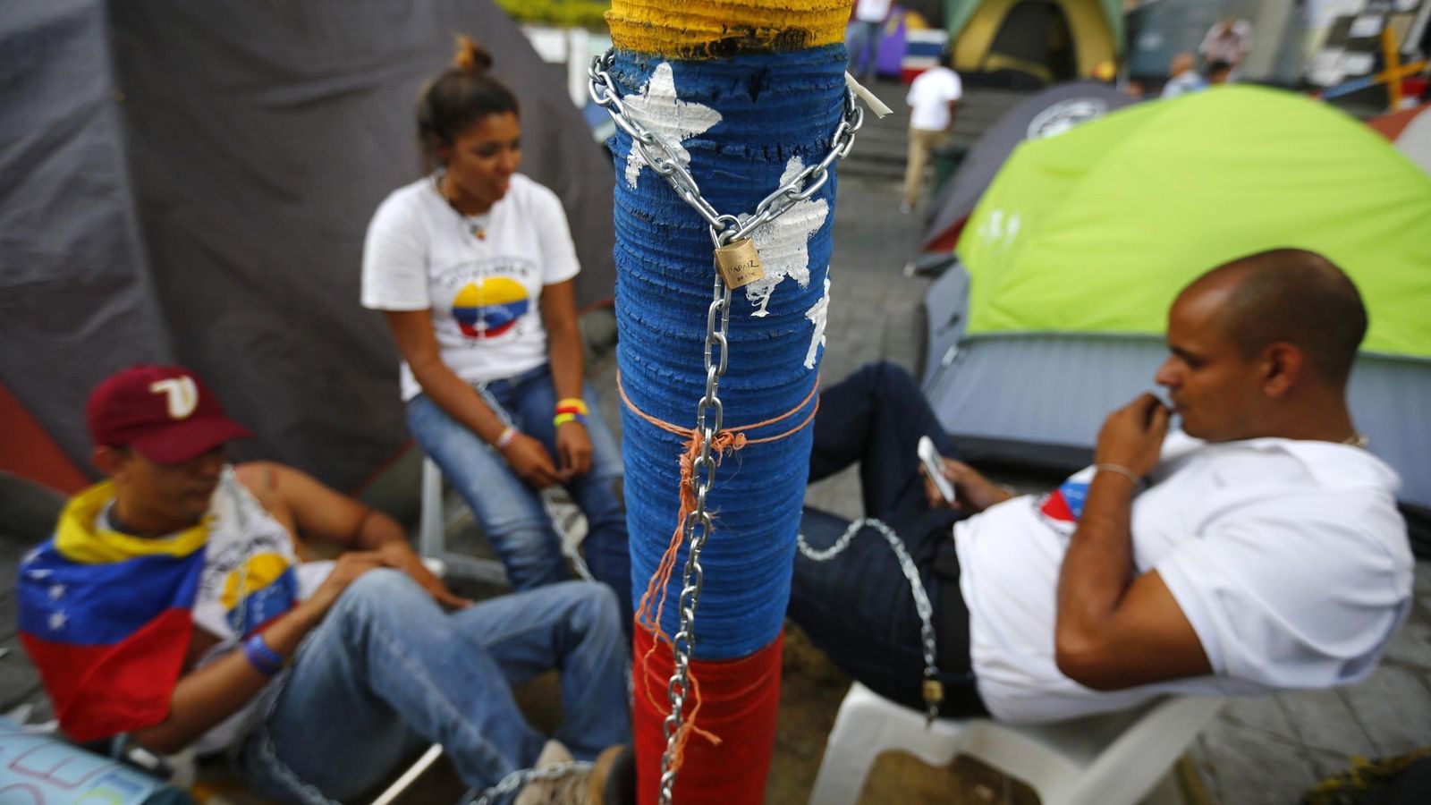 Foto: Opositores encadenados durante una protesta ante las oficinas de la ONU en Caracas, el 28 de abril de 2014. (Reuters)
