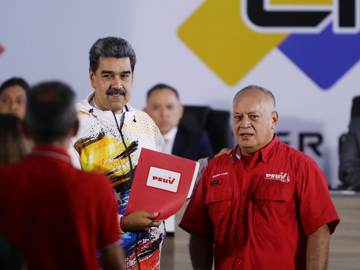 Foto: Maduro oficializa ante el ente electoral su aspiración a un tercer mandato presidencial junto a Diosdado Cabello. (EFE/ Rayner Peña R.)