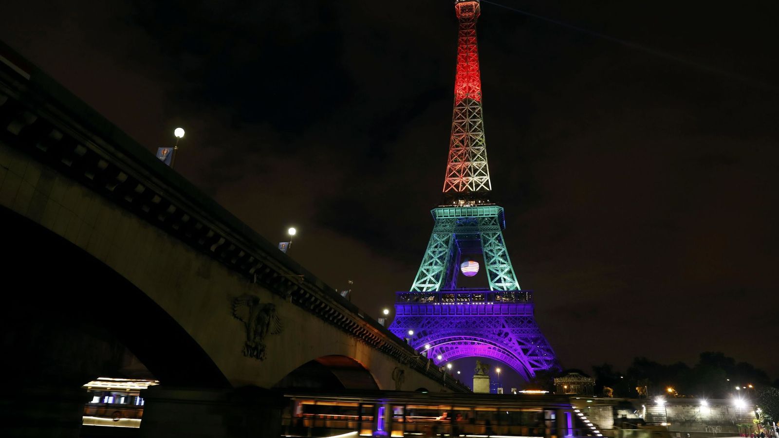 Foto: Las torre Eiffel iluminada en memoria de las víctimas de Orlando (Reuters)