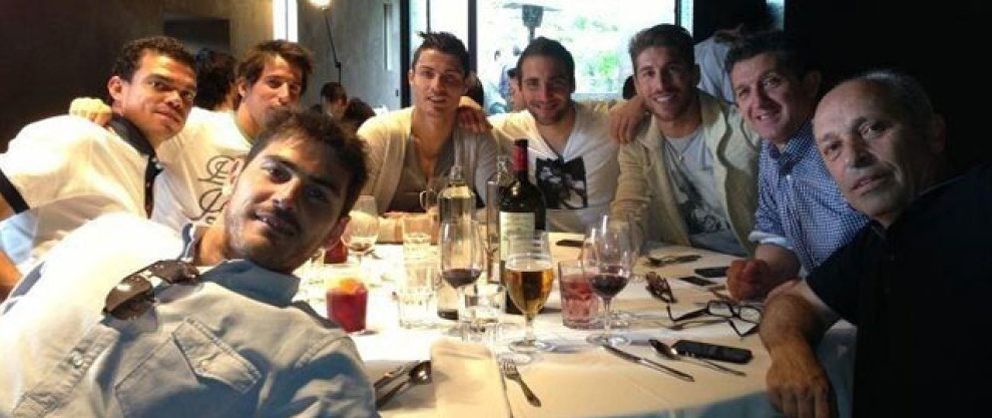 Foto: Los jugadores del Real Madrid hacen grupo con una comida a la que no asistió Mourinho