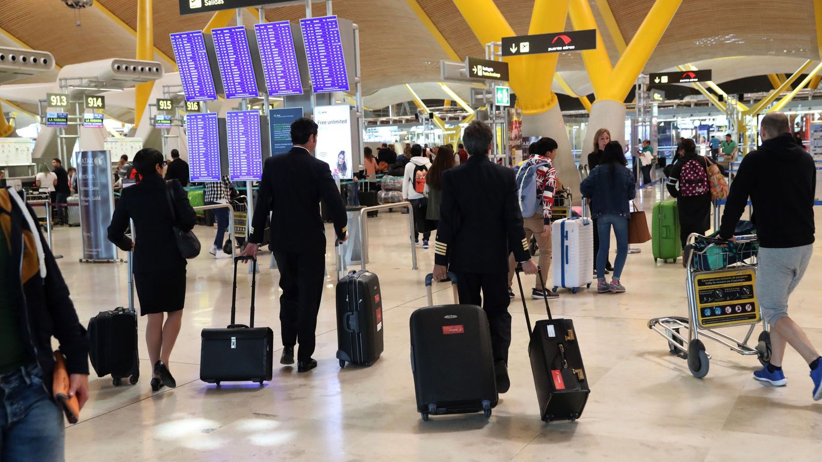 Foto: Imagen de archivo de tráfico de pasajeros en el aeropuerto de Barajas de Madrid. (EFE)