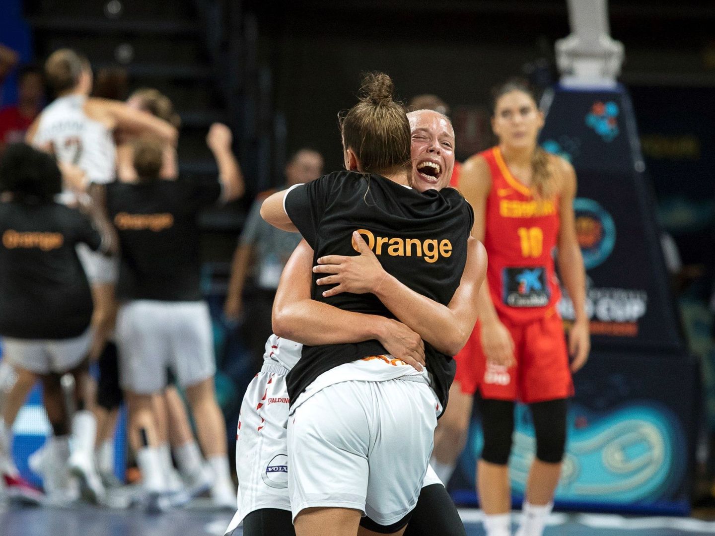 Las jugadoras belgas celebran la canasta que les dio el primer puesto del grupo C. (EFE)
