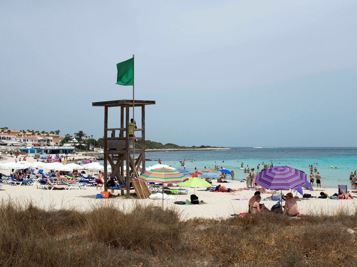 Foto: Vista de la playa de Punta Prima, en el municipio de Sant Lluís, Menorca. (EFE)