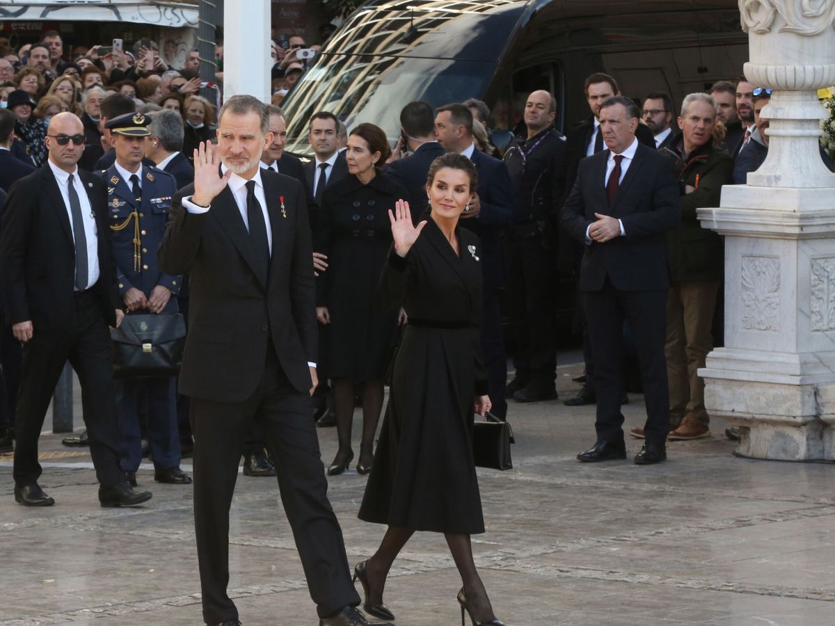 Foto: Los reyes Felipe y Letizia, a su llegada a la catedral de Atenas por el funeral de Constantino de Grecia. (EFE)