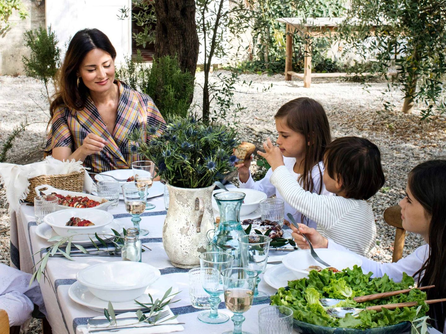 La chef e influencer con sus hijos mayores en el editorial de Zara Home. (Cortesía)
