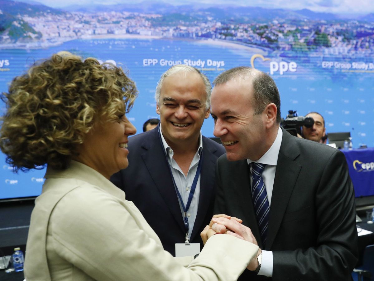 Foto: La candidata del PP a las elecciones europeas, Dolors Montserrat (i); el jefe de campaña, Esteban González Pons (c), y el presidente del PPE, Manfred Weber. (EFE)