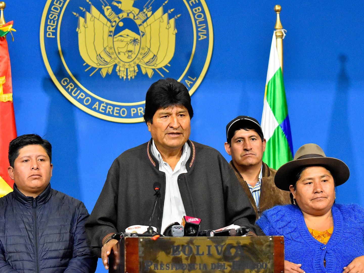 El presidente de Bolivia, Evo Morales (2-i), durante una comparecencia en el hangar presidencial de El Alto (Bolivia). (EFE)