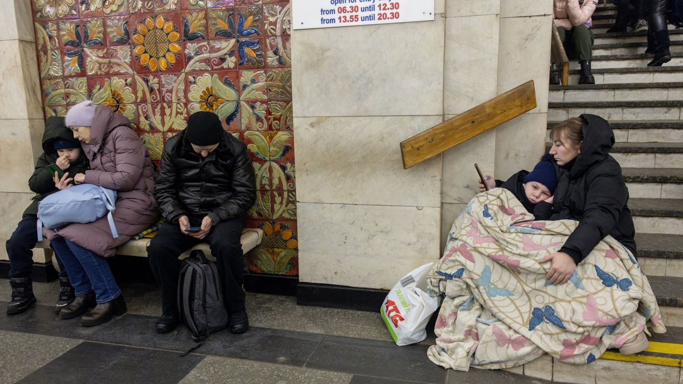 Foto: Un grupo de ucranianos refugiándose en una estación de metro de Kiev tras los ataques. (Reuters/Thomas Peter)