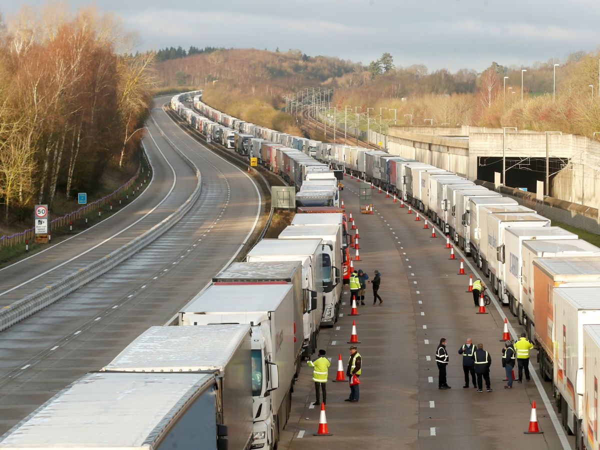 Foto: Camiones bloqueados en Dover. (Reuters)