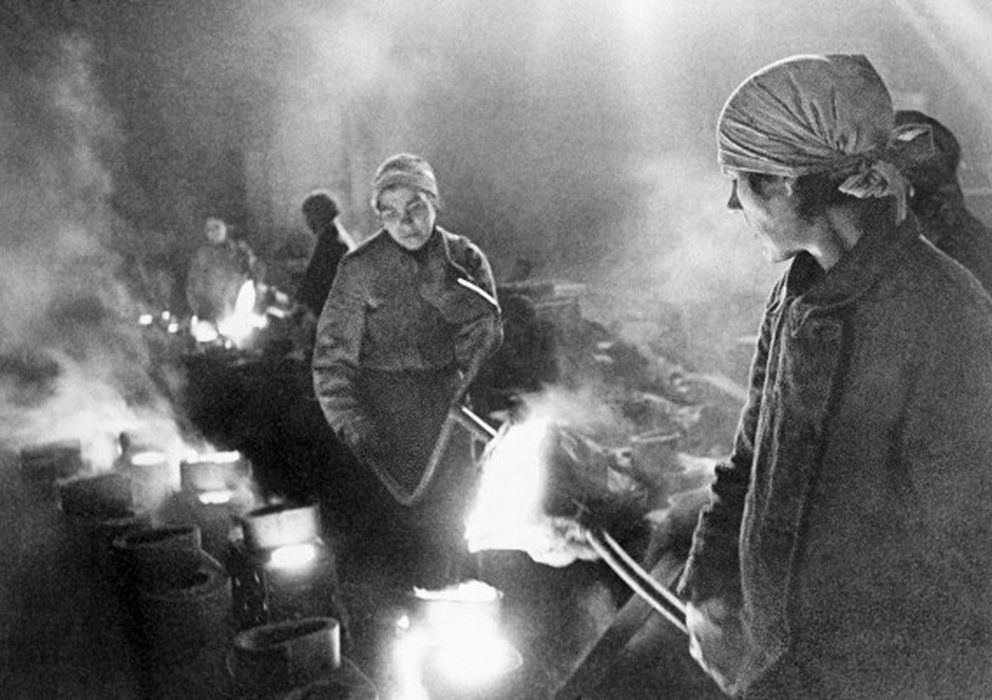 Foto: Mujeres trabajando en una forja en Leningrado. (Israel Ozerskiy / https://www.tassphoto.com/ru)