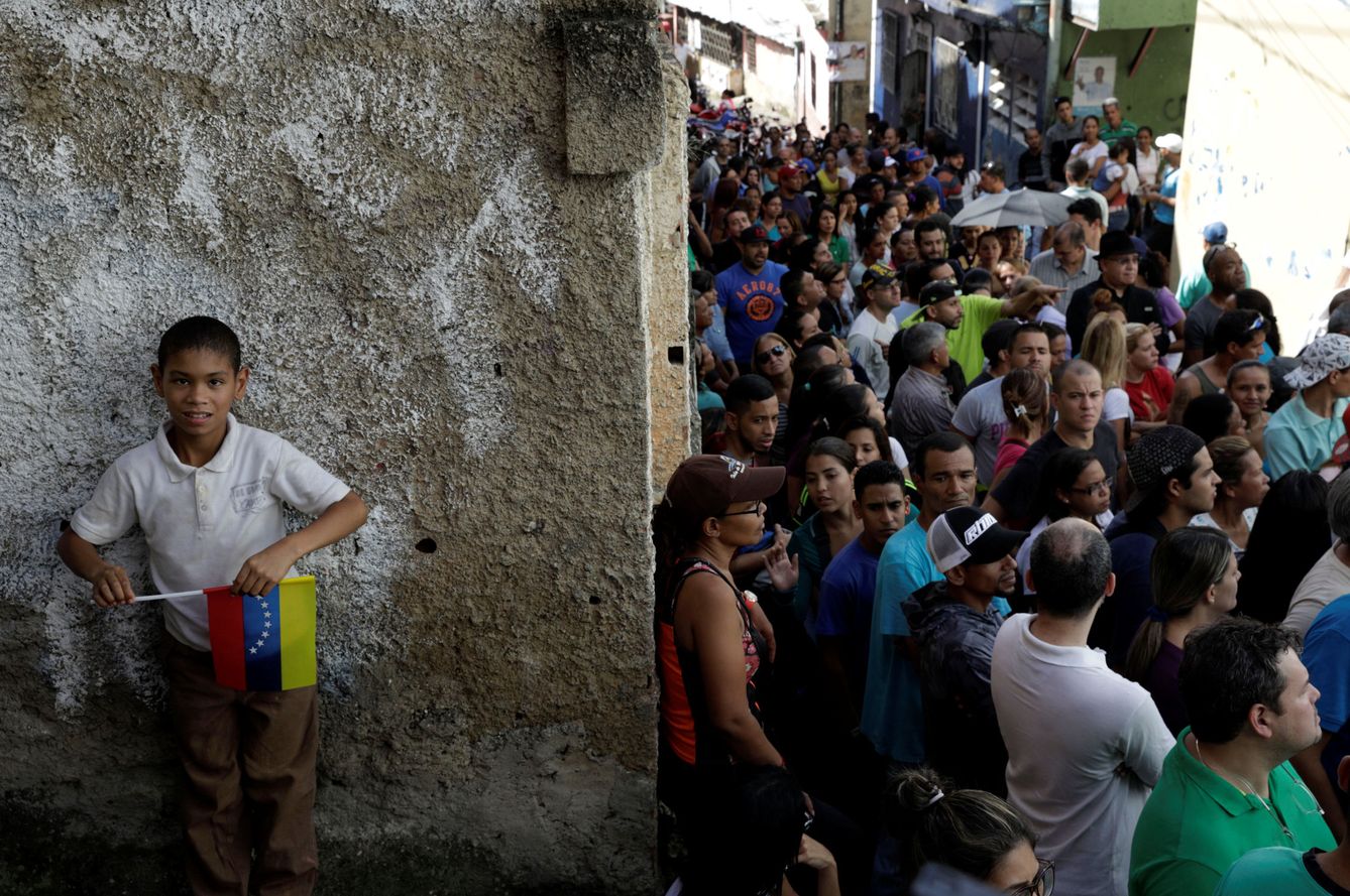 Venezolanos hacen cola para votar en Caracas. (Reuters)