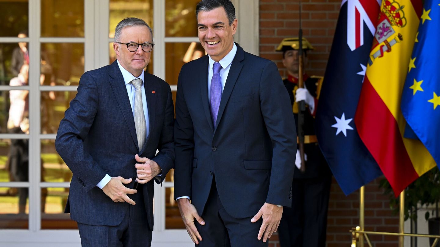 El presidente Sánchez (d) junto al primer ministro australiano, Anthony Albanese (i), tras su encuentro. (EFE/ Lukas Coch)