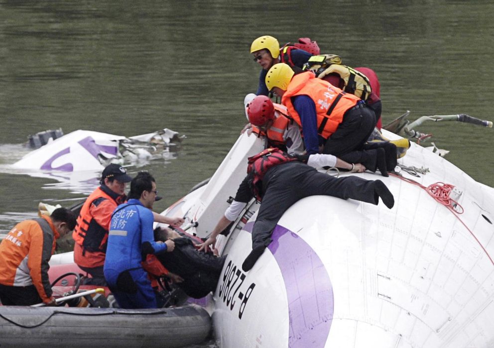Foto: Siguen las labores de rescate de supervivientes y fallecidos en el avión estrellado en Taiwán (EFE)