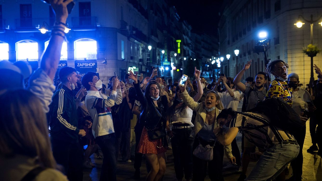 El fin del estado de alarma se celebra en la calle con cerveza y al grito de libertad