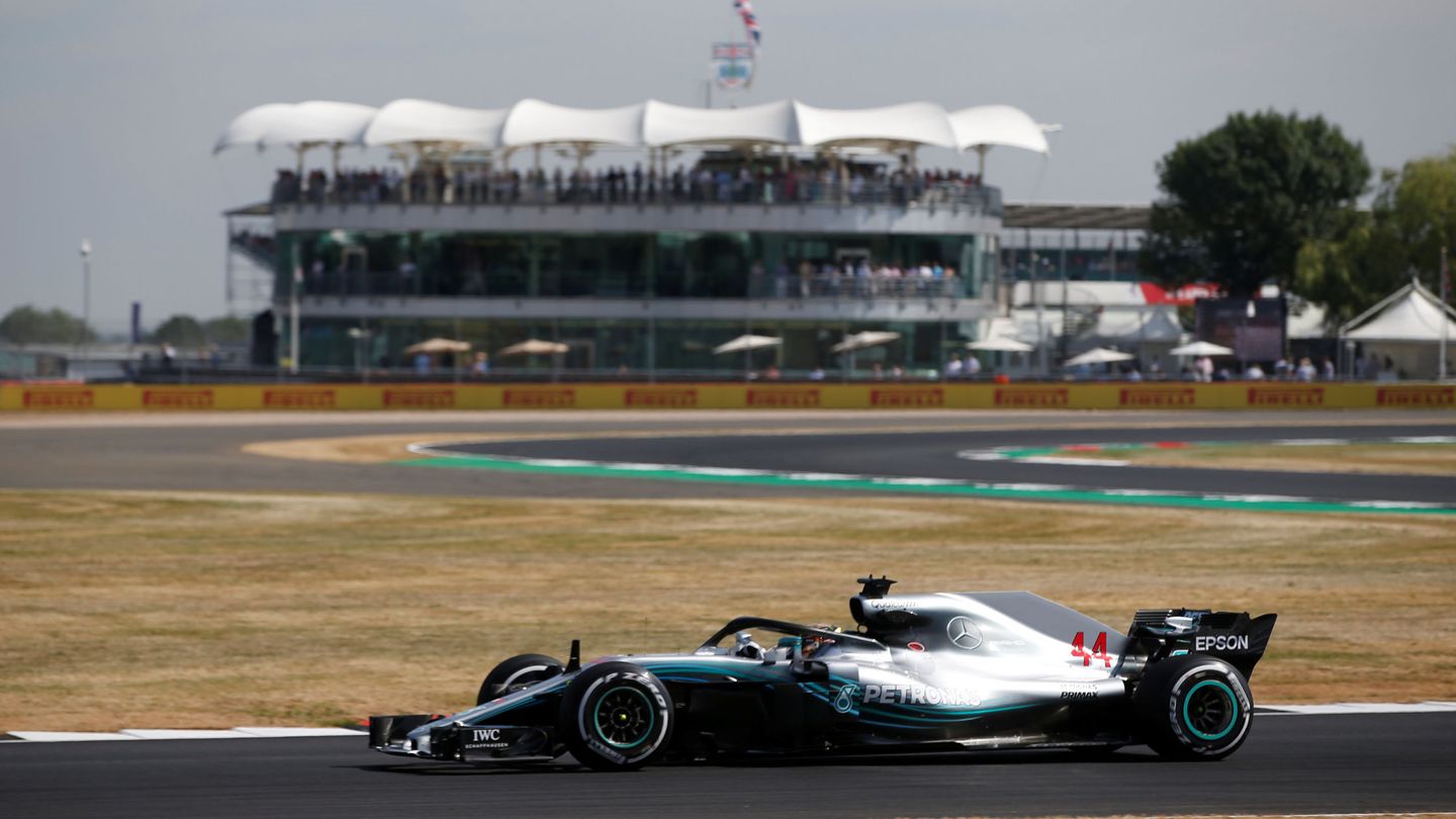 Lewis Hamilton comenzó marcando el mejor tiempo en Silverstone. (Reuters)