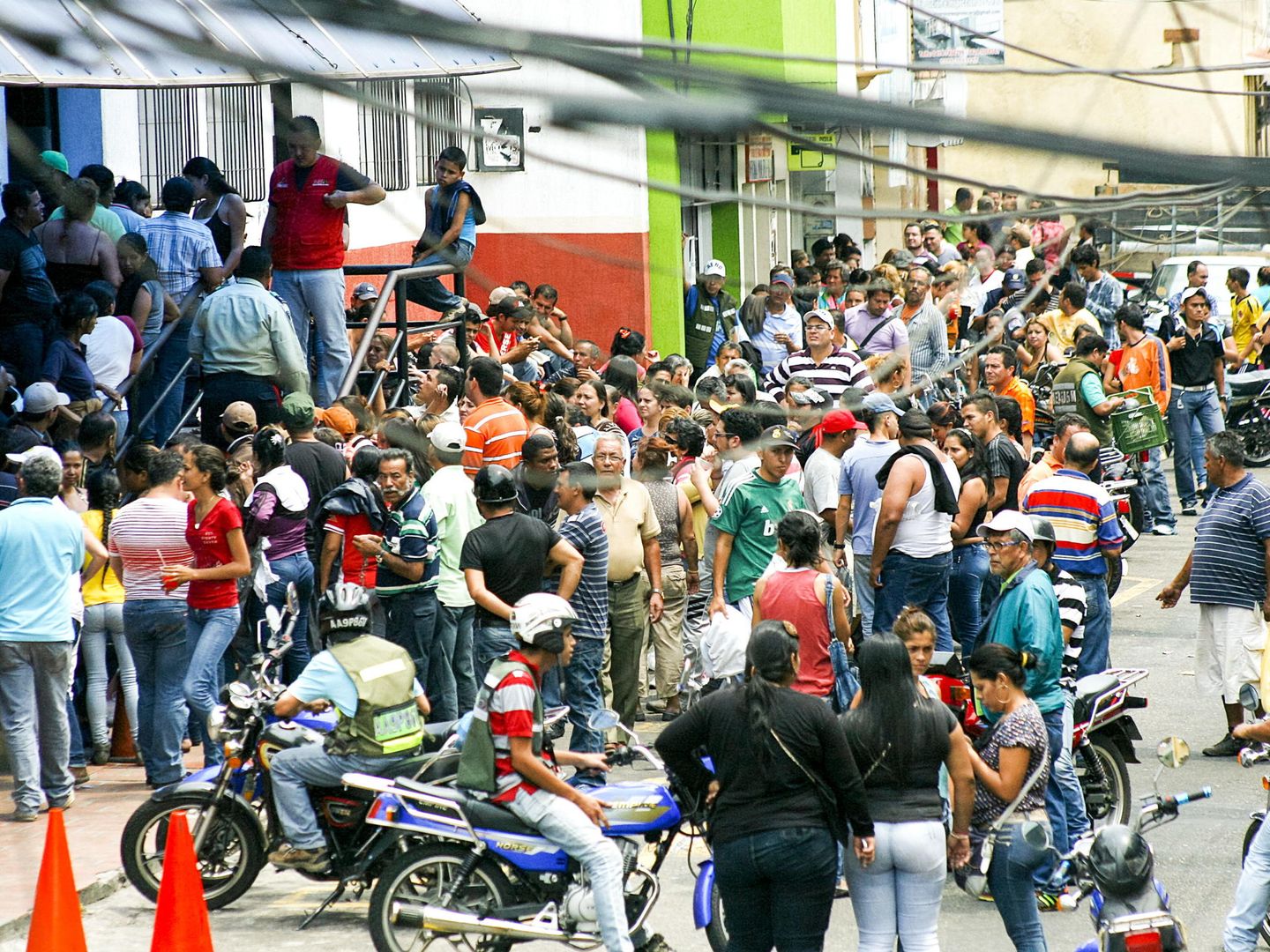 Largas colas en un supermercado en San Cristóbal, Venezuela, en 2014. (EFE)