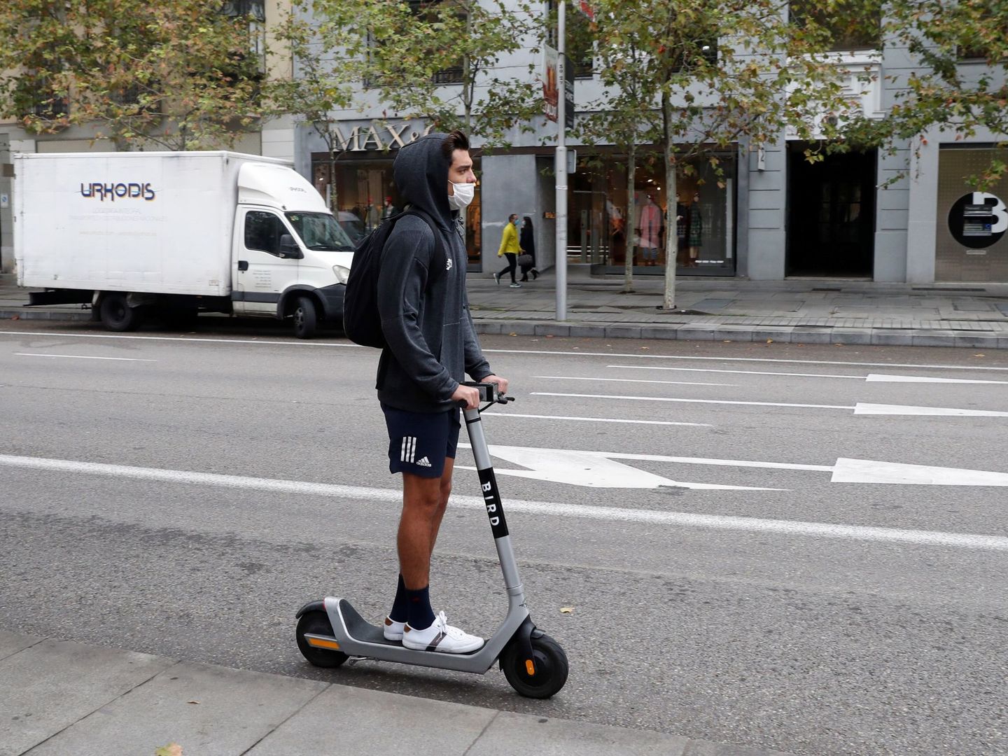 Un joven circula con un patinete por las calles de Madrid. (EFE/J.J. Guillén)