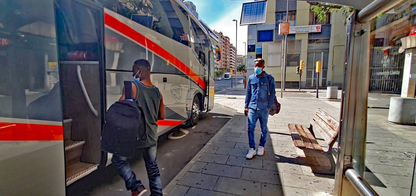 Trabajadores de los Pini toman el autobús en Lleida al matadero, durante la cuarentana. (F.B.)