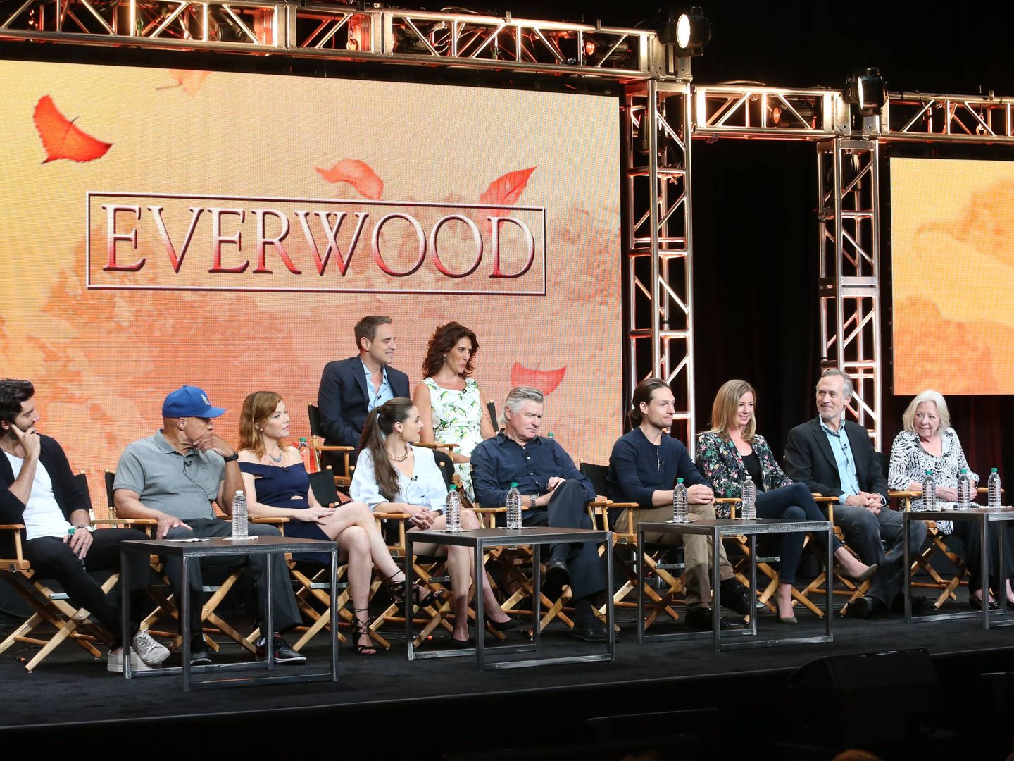 La fallecida actriz, junto a sus compañeros de reparto en 'Everwood'. (Getty)