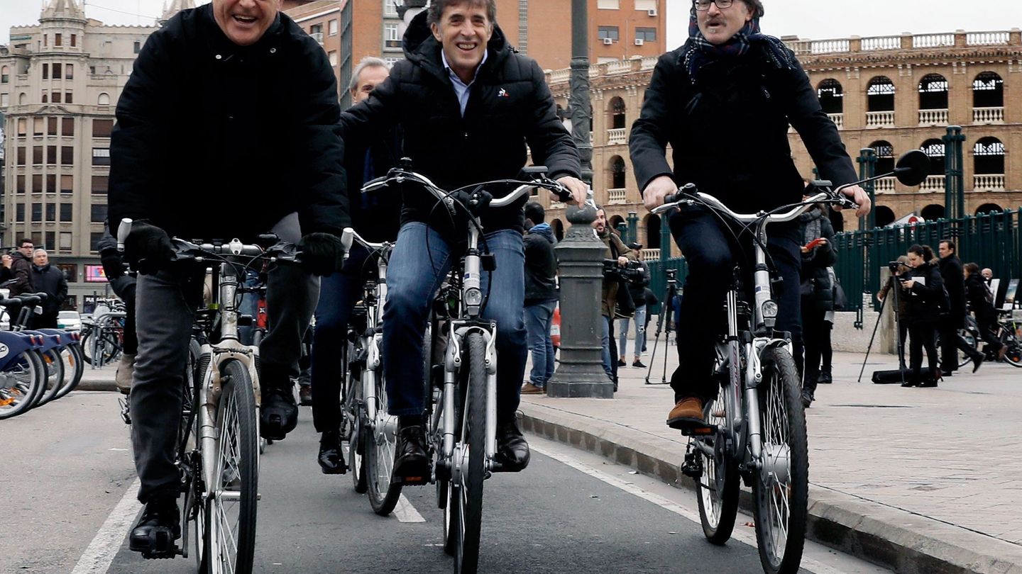 El alcalde de València Joan Ribó (i), el exciclista Pedro Delgado (c), y el concejal de Movilidad Giuseppe Grezi (d), durante un recorrido por Valencia con motivo del Congreso de la Bici. (EFE)