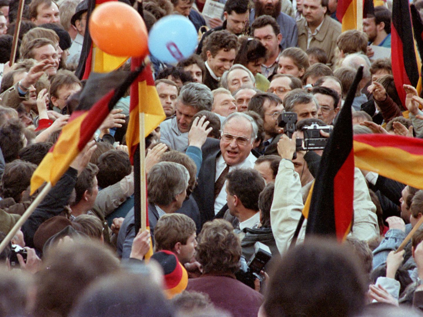 Kohl entre una multitud de simpatizantes durante un evento de campaña en Erfurt. (Reuters)