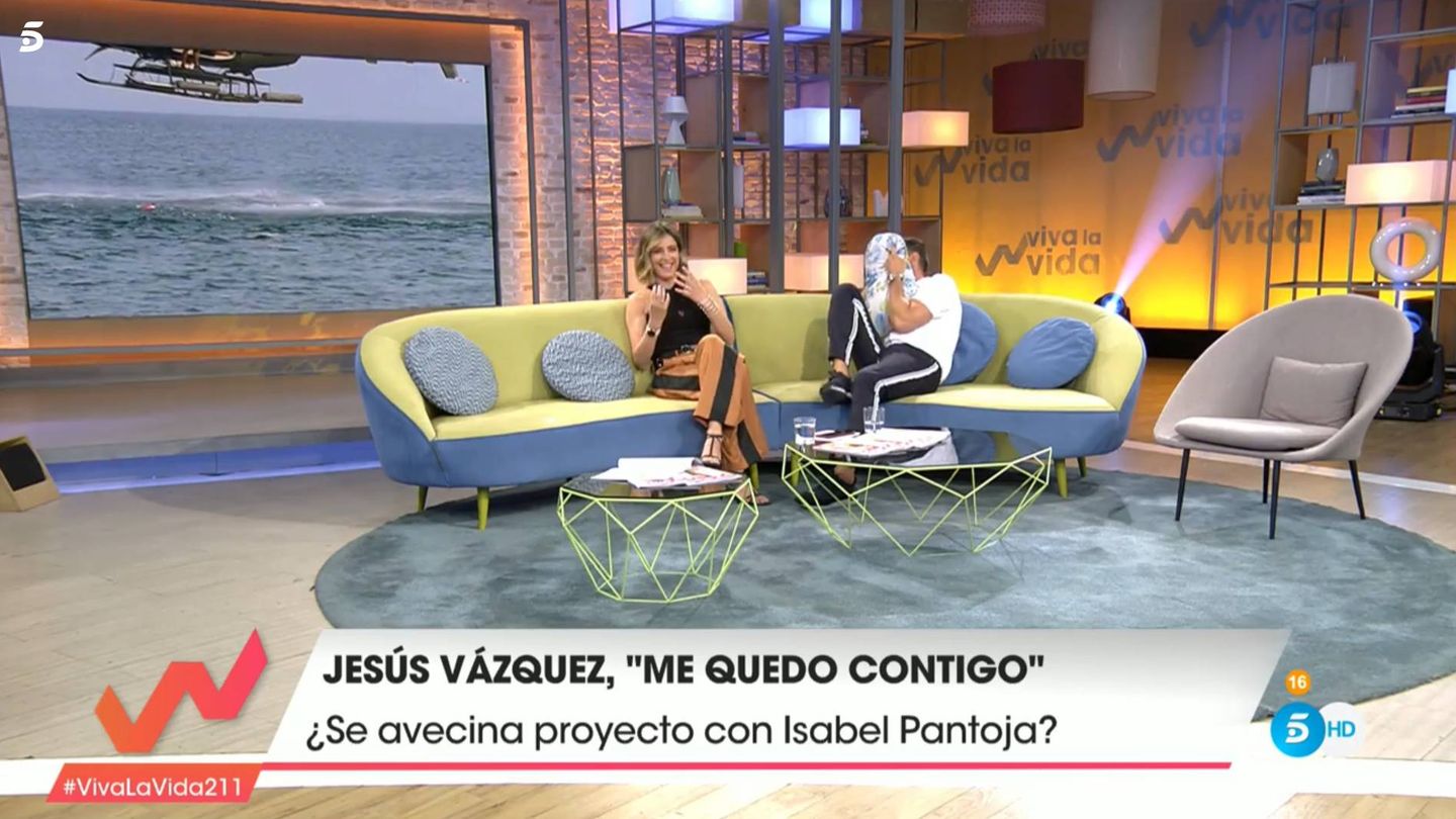 Jesús Vázquez con Sandra Barneda, en 'Viva la vida'. (Telecinco)