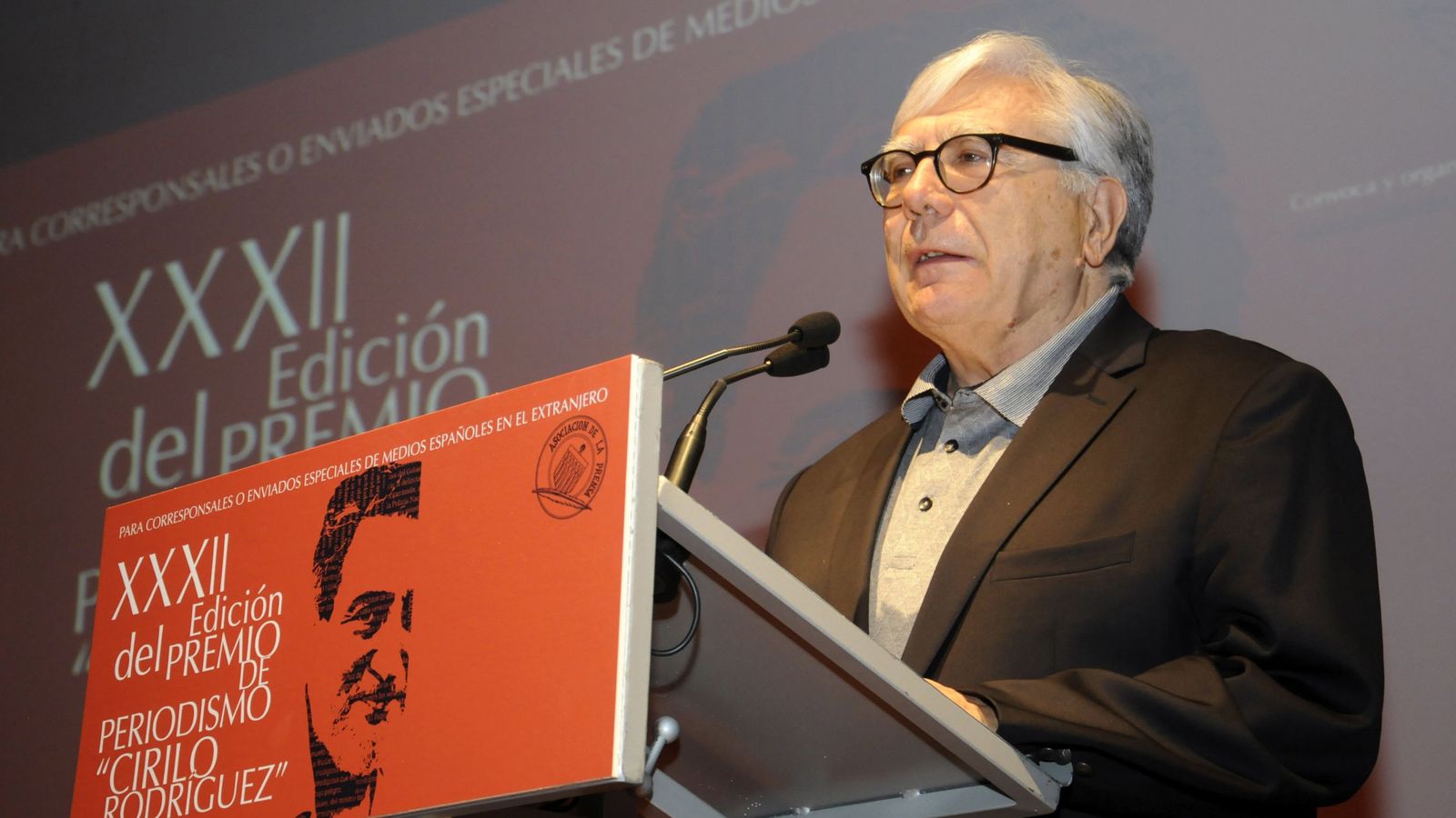 Foto: El corresponsal de ABC en París, Juan Pedro Quiñonero, tras recibir el Premio Cirilo Rodríguez de periodismo. (EFE)