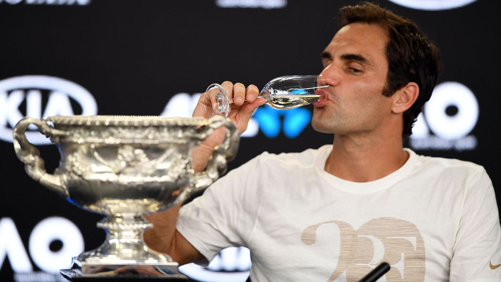 Foto: Roger Federer, celebrando su vigésimo Grand Slam en Melbourne. (EFE)
