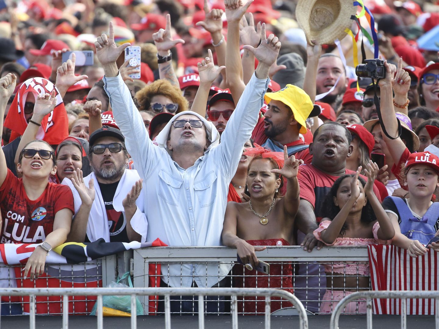 Seguidores asisten a la investidura del nuevo presidente de Brasil, Luiz Inácio Lula da Silva. (EFE/Gustavo Alcantara) 
