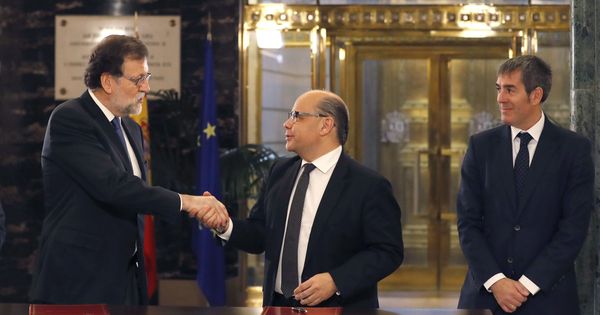 Foto: Mariano Rajoy saluda al secretario general de Coalición Canaria, José Miguel Barragán, en presencia del presidente de Canarias, Fernando Clavijo (EFE)