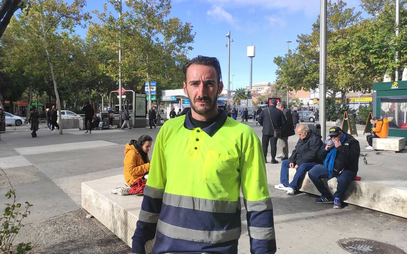 Juan Carlos, un operario de obras que trabaja en la zona de Oporto, distrito de Carabanchel. (L.B.)