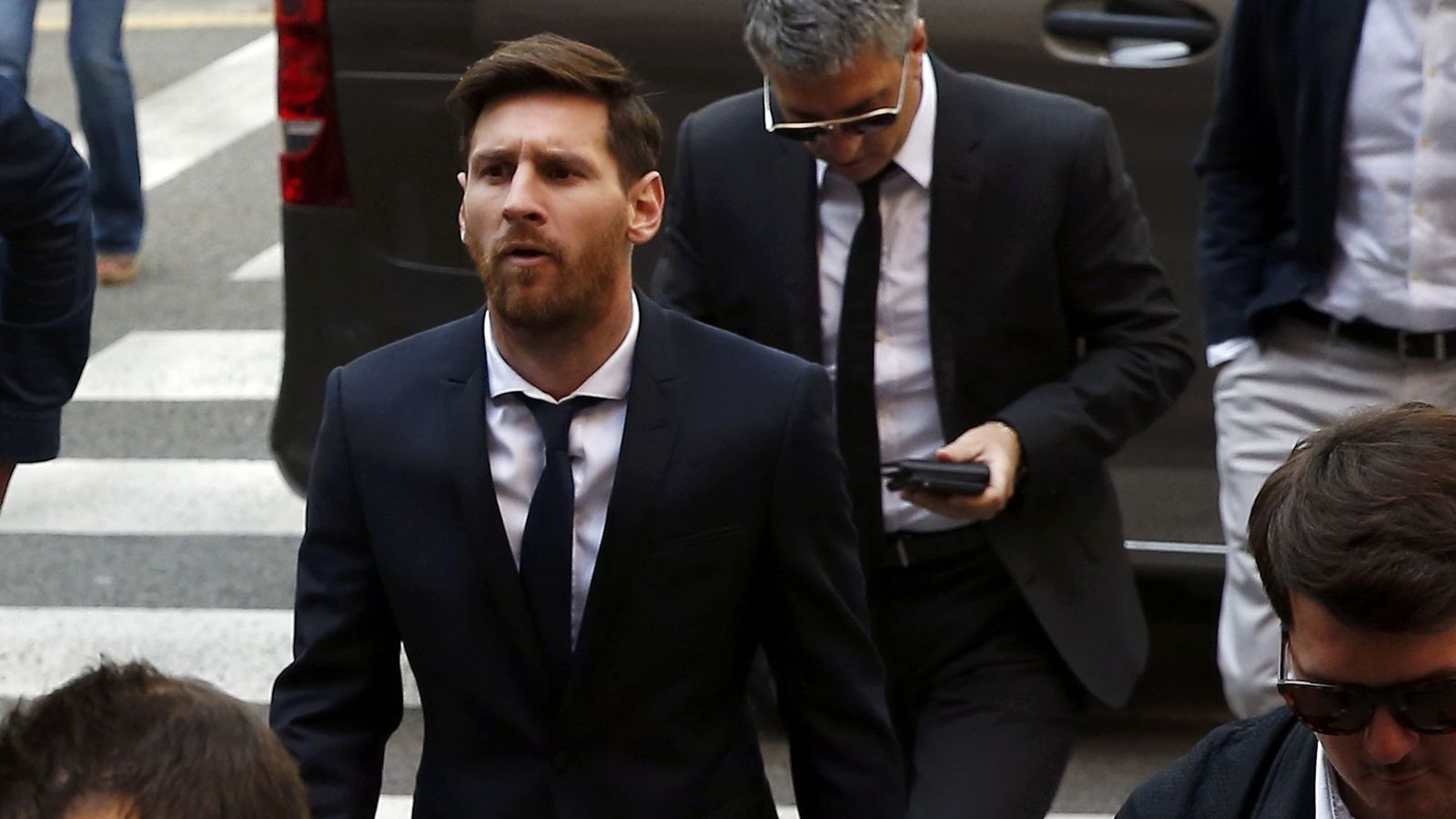 Foto: Lionel Messi, junto a su padre, Jorge Horacio Messi, a su llegada al juicio por delitos contra la Hacienda Pública, el pasado 2 de junio. (Reuters)