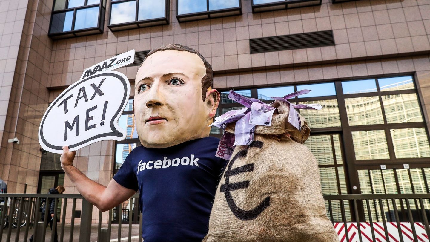 Un activista, con una máscara de Mark Zuckerberg, durante una protesta en Bruselas. (EFE/Stephanie Lecocq)