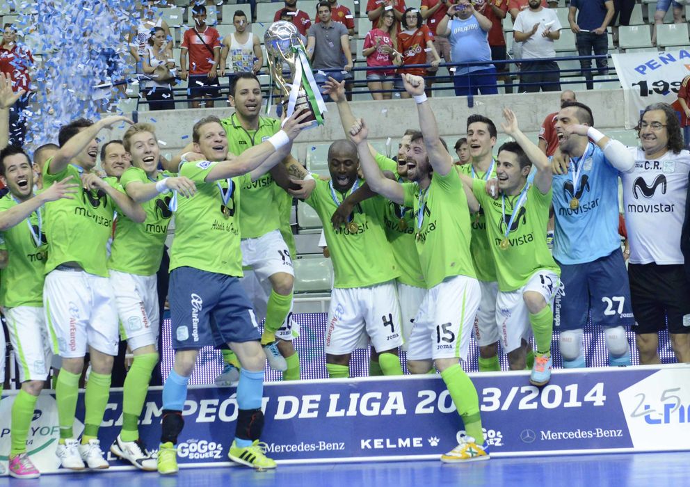 Foto: Luis Amado, capitán de Inter Movistar, levanta el título de campeón de la Liga de fútbol sala (Foto: Inter Movistar).