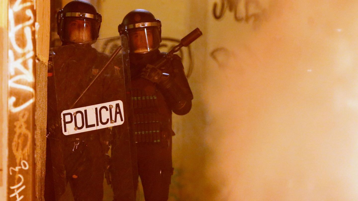 Policías antidisturbios en la calle Mesón de Paredes con la calle del Oso. (EFE)