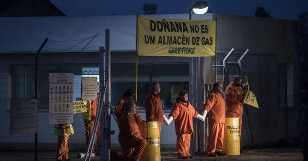 Foto: Activistas de Greenpeace en una protesta en las instalaciones de Gas Natural Fenosa situadas en el entorno de Doñana (EFE)