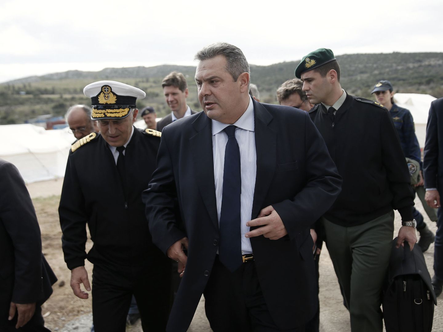 El ministro de Defensa griego Panos Kammenos durante la relocación de un campo de refugiados en Schisto, cerca de Atenas, en febrero de 2016. (Reuters)