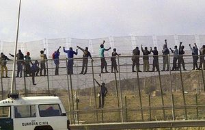 40 subsaharianos entran en Melilla tras nuevo salto masivo a la valla