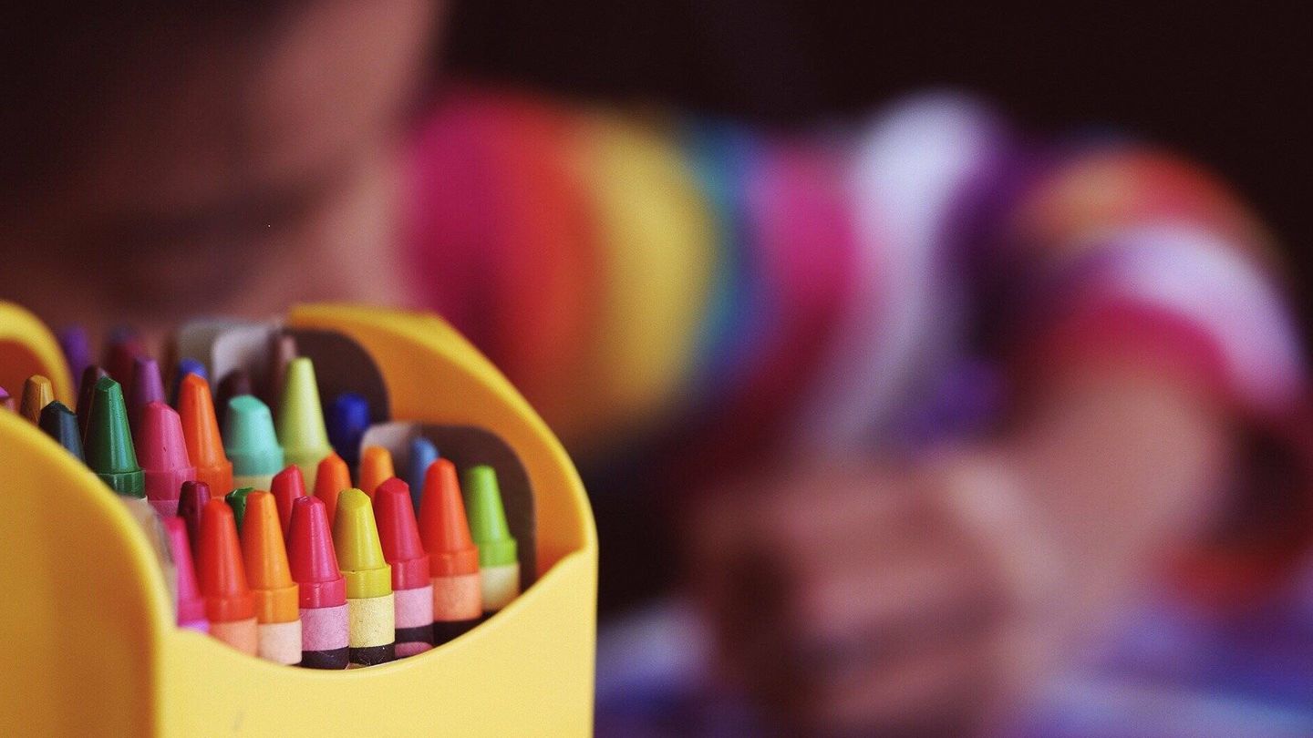 Un menor colorea en una escuela. (Pixabay)